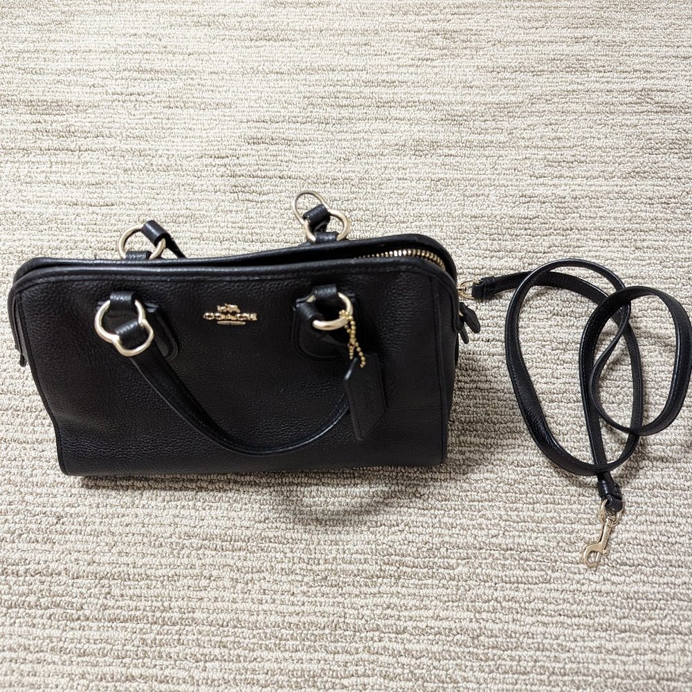 Stylish Black Coach Cross Body Bag - Like New 🖤